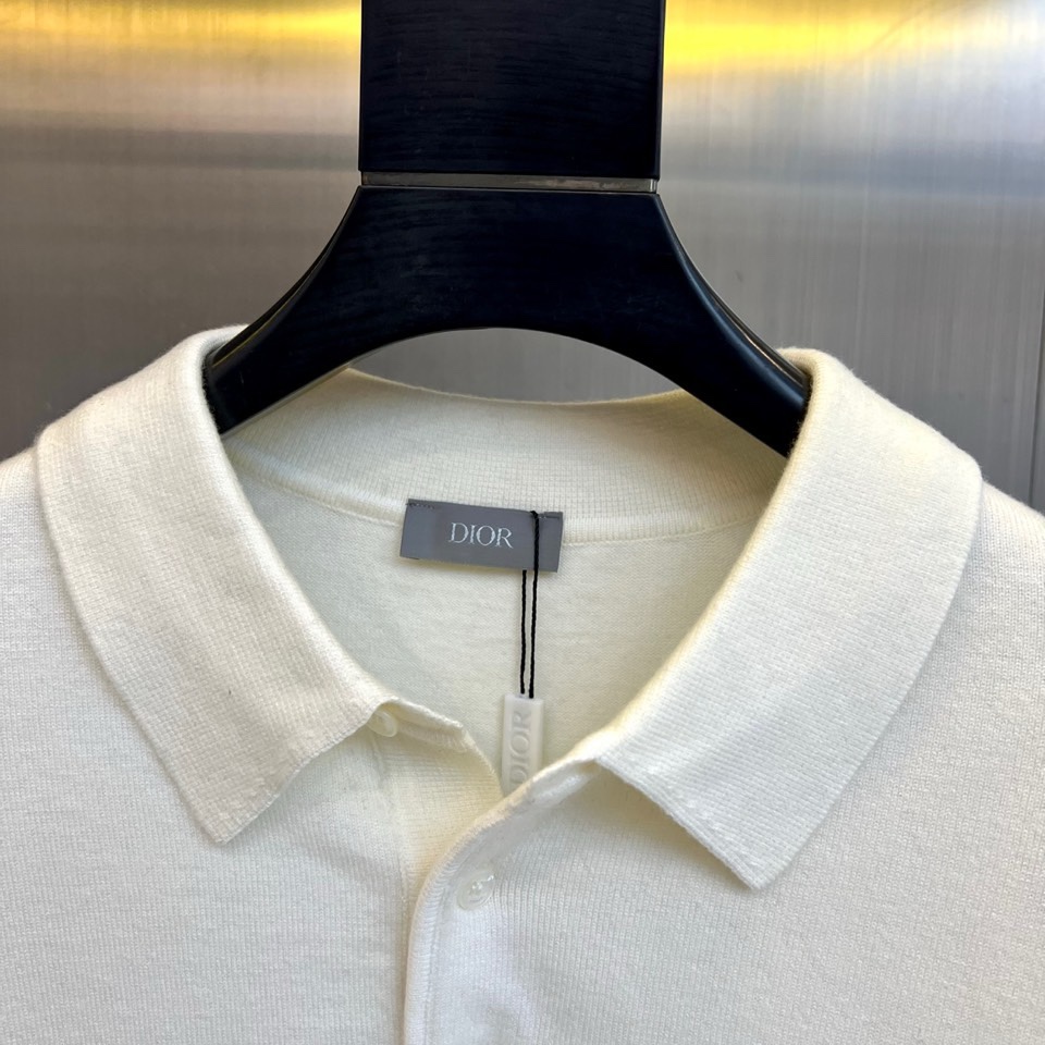 🌾Dior 针织毛衫，以经典重塑日常优雅。米白色调散发着温润的高级感，其蕴含的70%羊毛材质，不仅赋予了