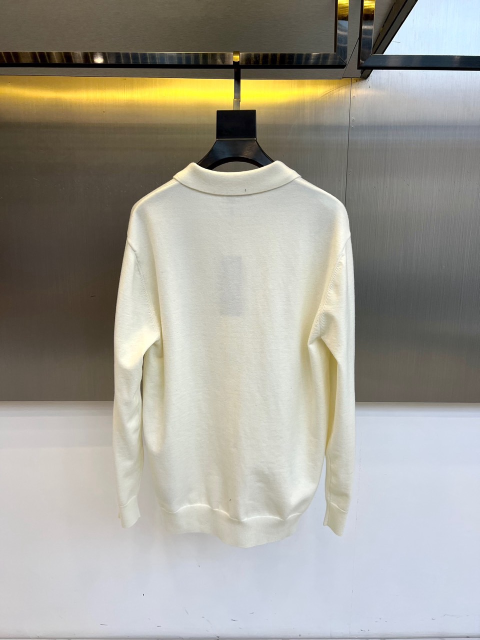 🌾Dior 针织毛衫，以经典重塑日常优雅。米白色调散发着温润的高级感，其蕴含的70%羊毛材质，不仅赋予了