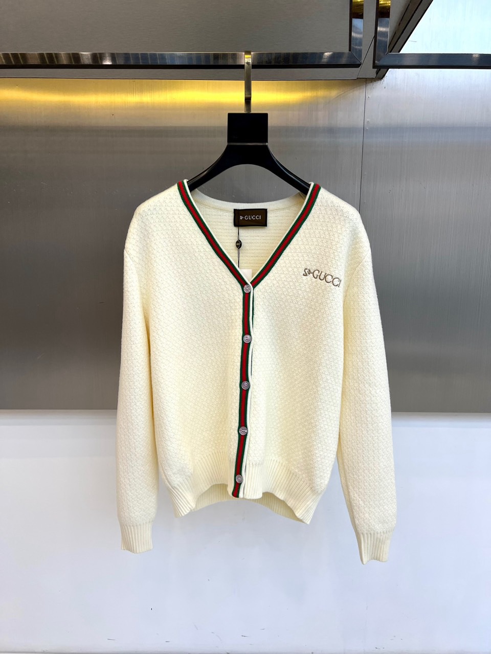 🌾Gucc古驰、古2025秋冬新品，甄选质感上乘的白色纱线，打造柔软亲肤的基底。标志性的V领设计，有效修