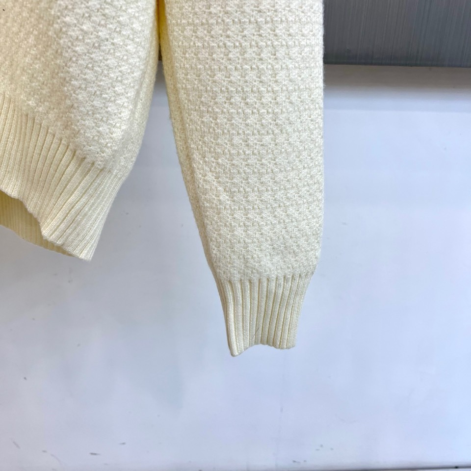 🌾Gucc古驰、古2025秋冬新品，甄选质感上乘的白色纱线，打造柔软亲肤的基底。标志性的V领设计，有效修