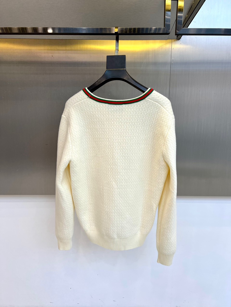 🌾Gucc古驰、古2025秋冬新品，甄选质感上乘的白色纱线，打造柔软亲肤的基底。标志性的V领设计，有效修