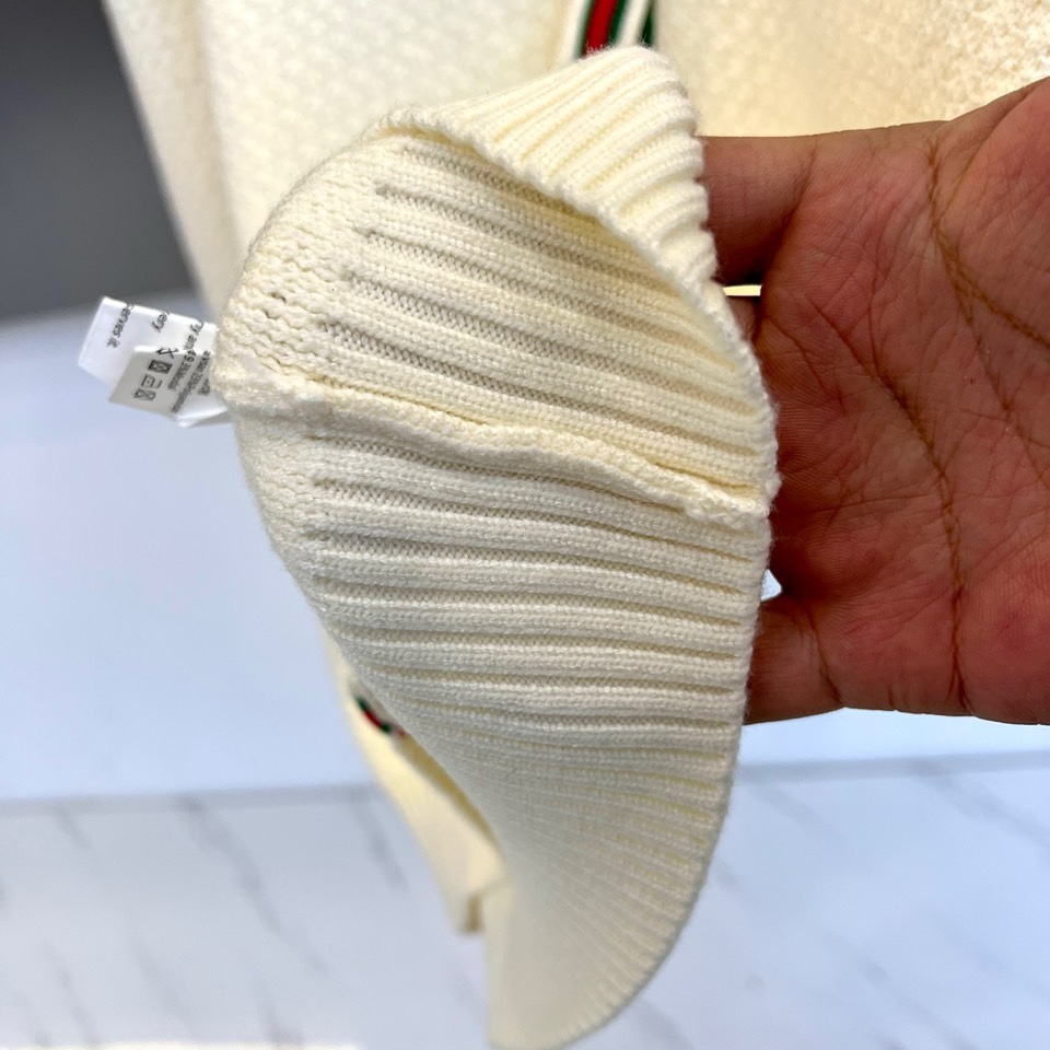 🌾Gucc古驰、古2025秋冬新品，甄选质感上乘的白色纱线，打造柔软亲肤的基底。标志性的V领设计，有效修