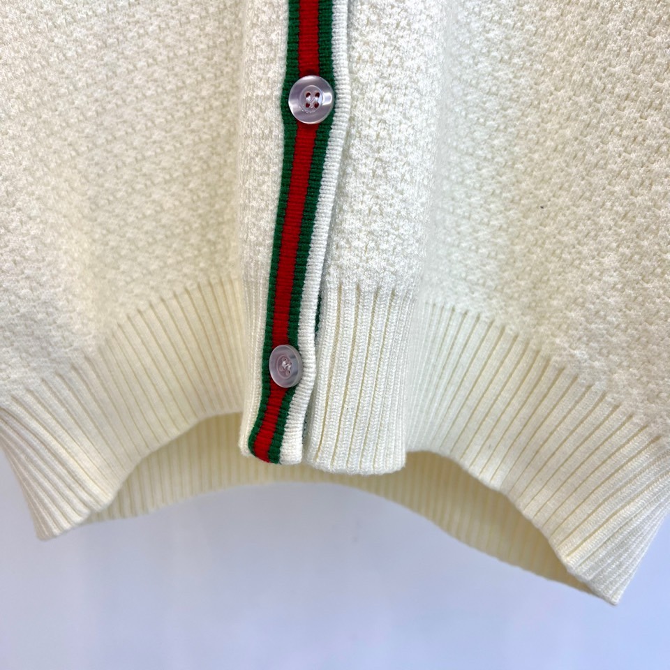 🌾Gucc古驰、古2025秋冬新品，甄选质感上乘的白色纱线，打造柔软亲肤的基底。标志性的V领设计，有效修