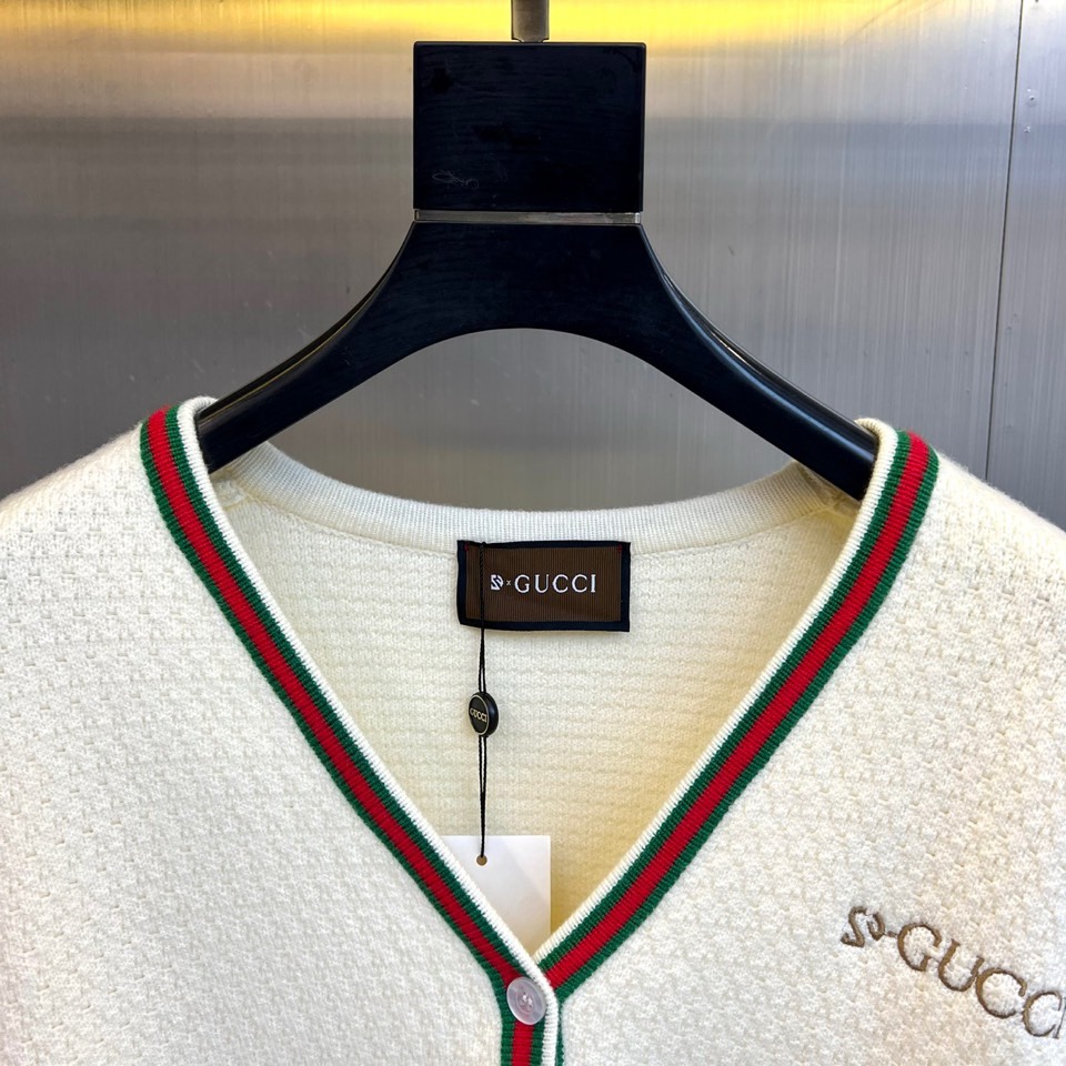 🌾Gucc古驰、古2025秋冬新品，甄选质感上乘的白色纱线，打造柔软亲肤的基底。标志性的V领设计，有效修