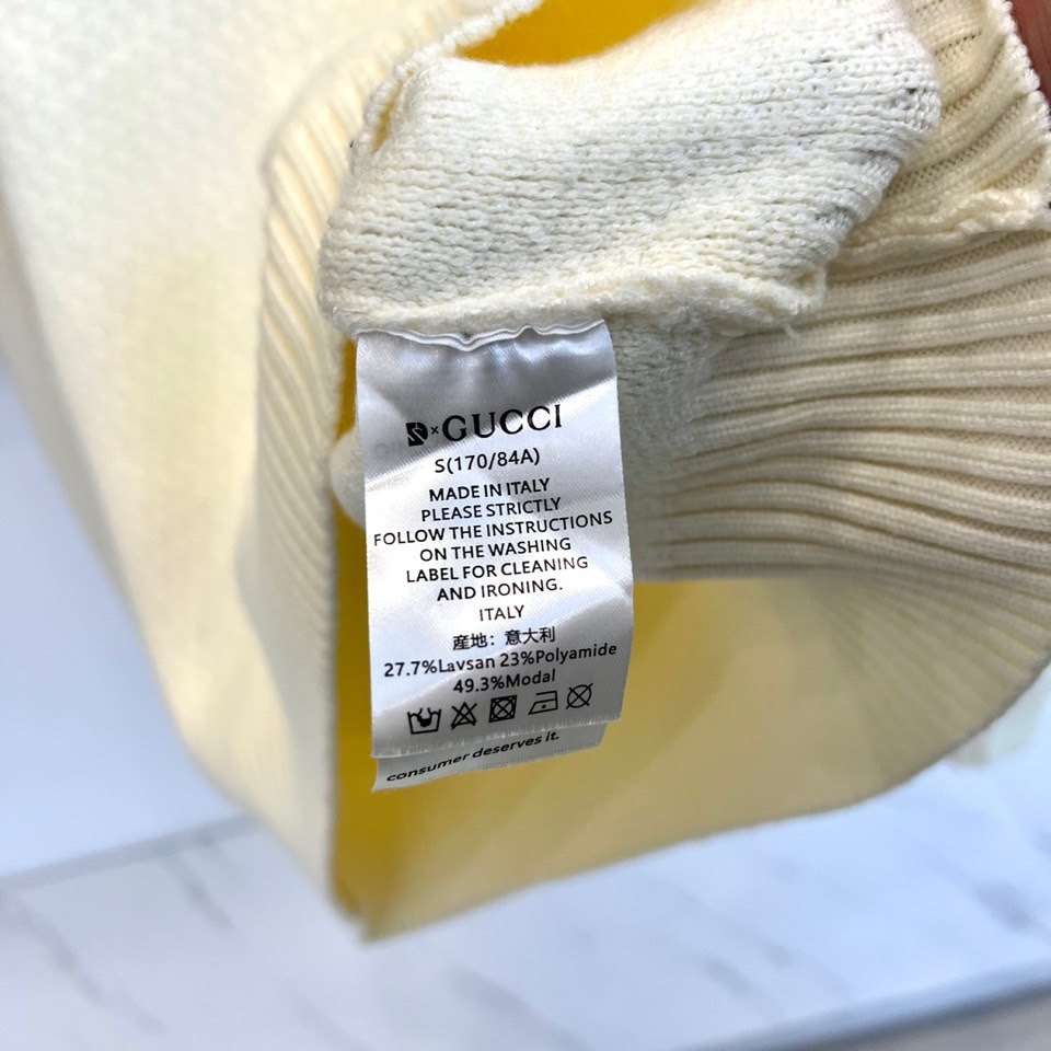 🌾Gucc古驰、2025秋冬甄选米白色V领针织衫，别致的V领设计修饰颈部线条，边缘镶嵌经典红绿织带条纹，