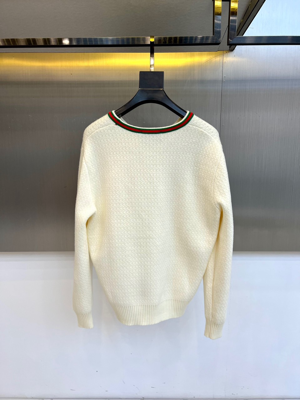 🌾Gucc古驰、2025秋冬甄选米白色V领针织衫，别致的V领设计修饰颈部线条，边缘镶嵌经典红绿织带条纹，