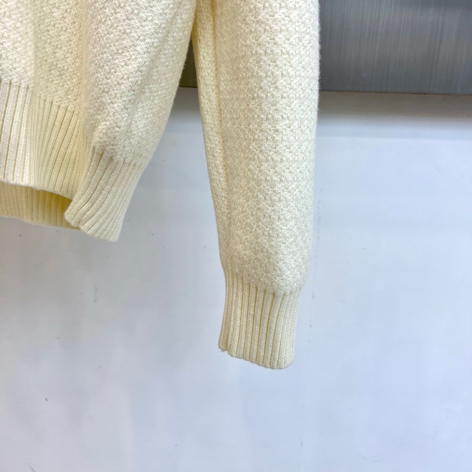 🌾Gucc古驰、2025秋冬甄选米白色V领针织衫，别致的V领设计修饰颈部线条，边缘镶嵌经典红绿织带条纹，