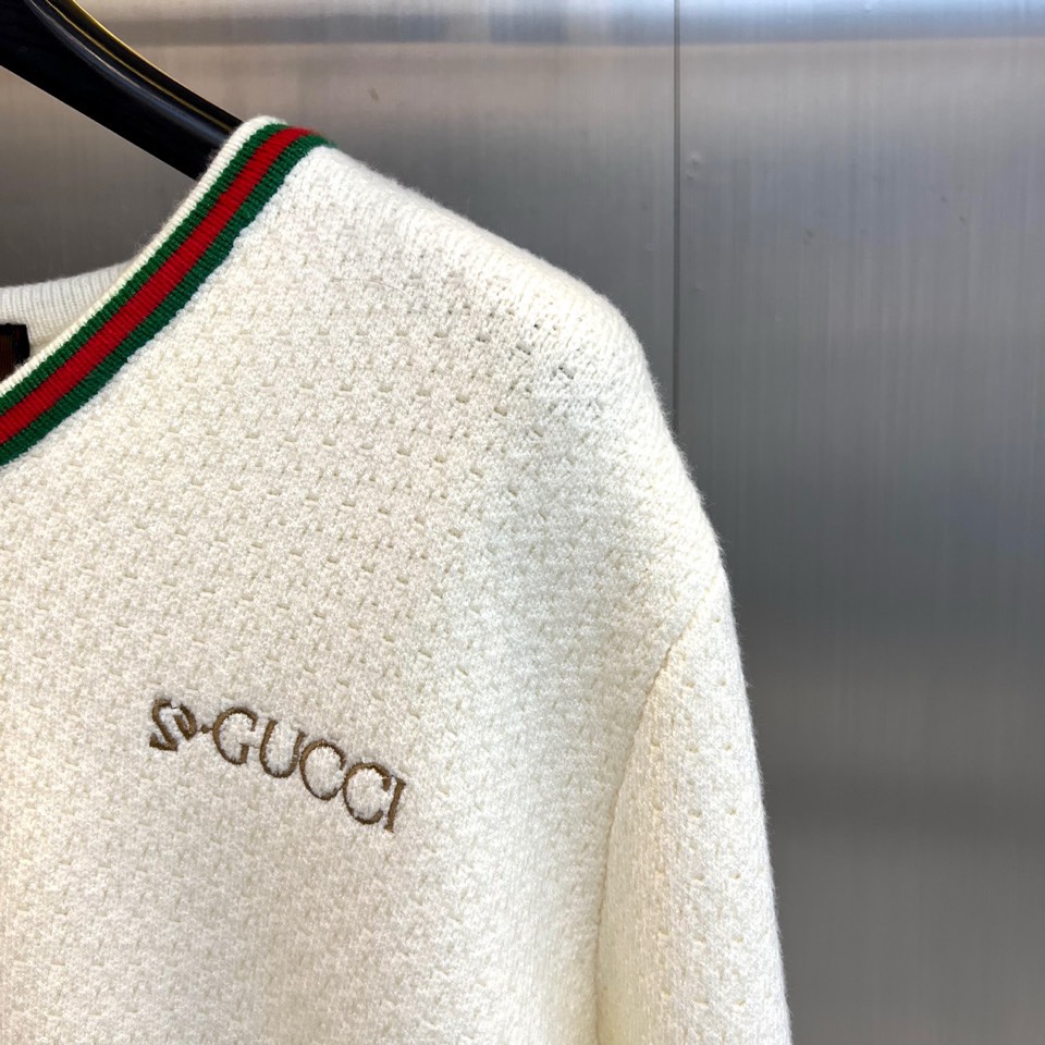 🌾Gucc古驰、2025秋冬甄选米白色V领针织衫，别致的V领设计修饰颈部线条，边缘镶嵌经典红绿织带条纹，