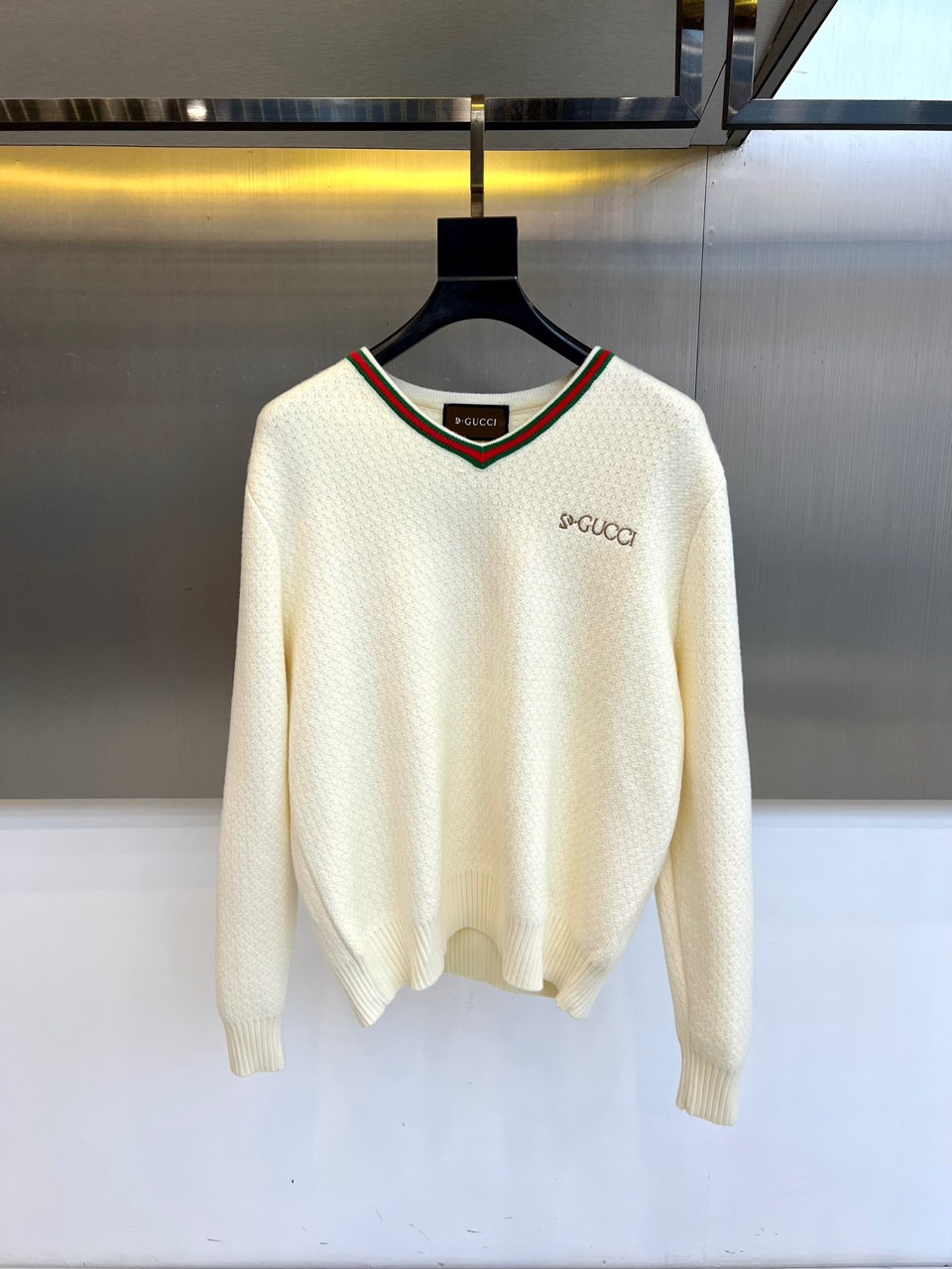 🌾Gucc古驰、2025秋冬甄选米白色V领针织衫，别致的V领设计修饰颈部线条，边缘镶嵌经典红绿织带条纹，
