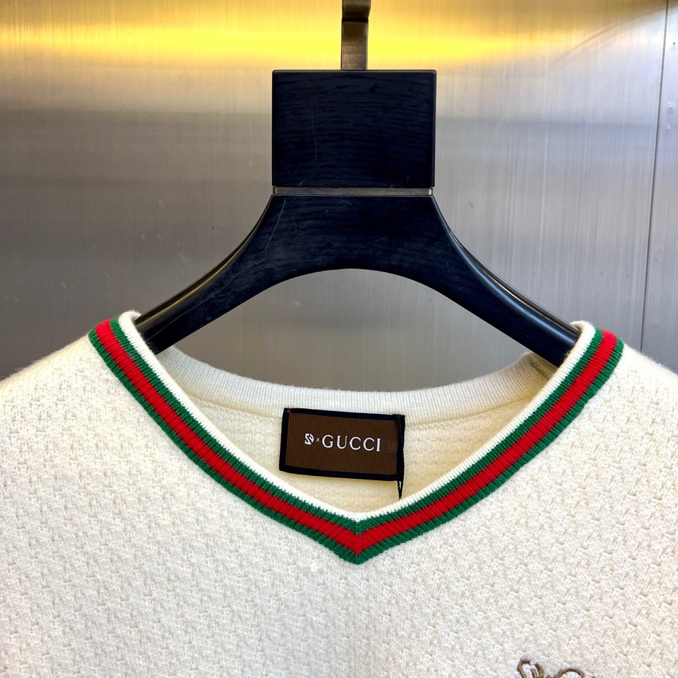 🌾Gucc古驰、2025秋冬甄选米白色V领针织衫，别致的V领设计修饰颈部线条，边缘镶嵌经典红绿织带条纹，