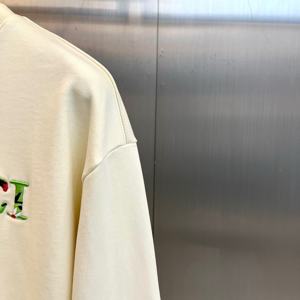 🌾Gucc古驰、2025秋冬新品卫衣，经典圆领设计确保百搭舒适；宽松剪裁版型提供自在穿着体验，无拘束感。