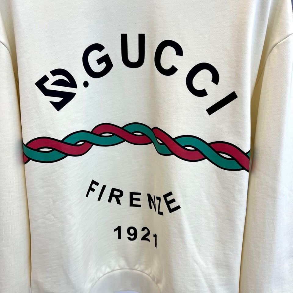 🌾Gucc古驰、2025秋冬卫衣，采用经典圆领与宽松版型，确保穿着舒适自在，对各种身材皆具包容性。正面饰