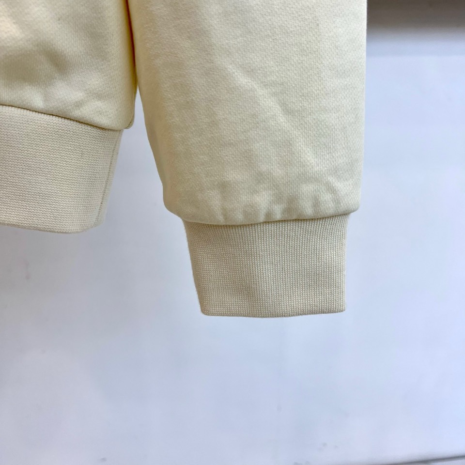 🌾Gucc古驰、2025秋冬卫衣，采用经典圆领与宽松版型，确保穿着舒适自在，对各种身材皆具包容性。正面饰