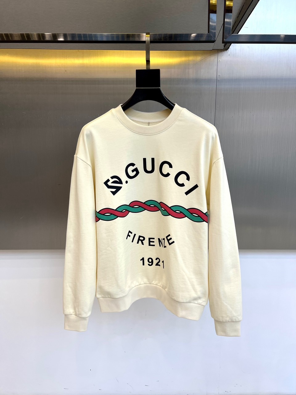 🌾Gucc古驰、2025秋冬卫衣，采用经典圆领与宽松版型，确保穿着舒适自在，对各种身材皆具包容性。正面饰