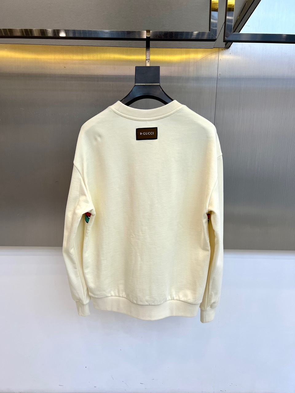 🌾Gucc古驰、2025秋冬卫衣，采用经典圆领与宽松版型，确保穿着舒适自在，对各种身材皆具包容性。正面饰