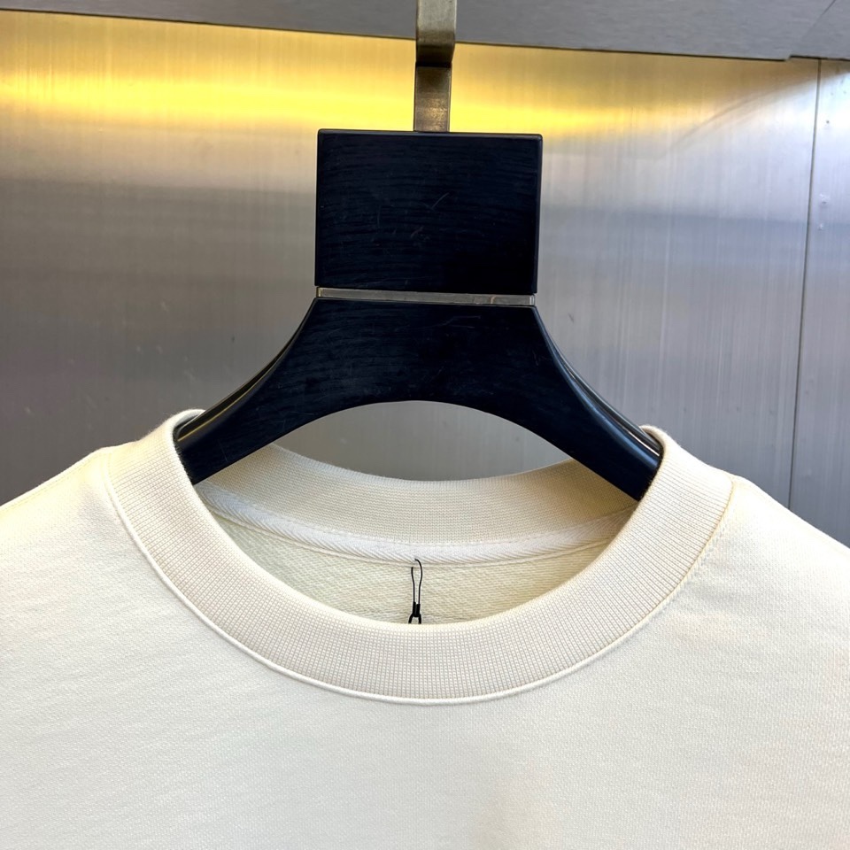 🌾Gucc古驰、2025秋冬卫衣，采用经典圆领与宽松版型，确保穿着舒适自在，对各种身材皆具包容性。正面饰