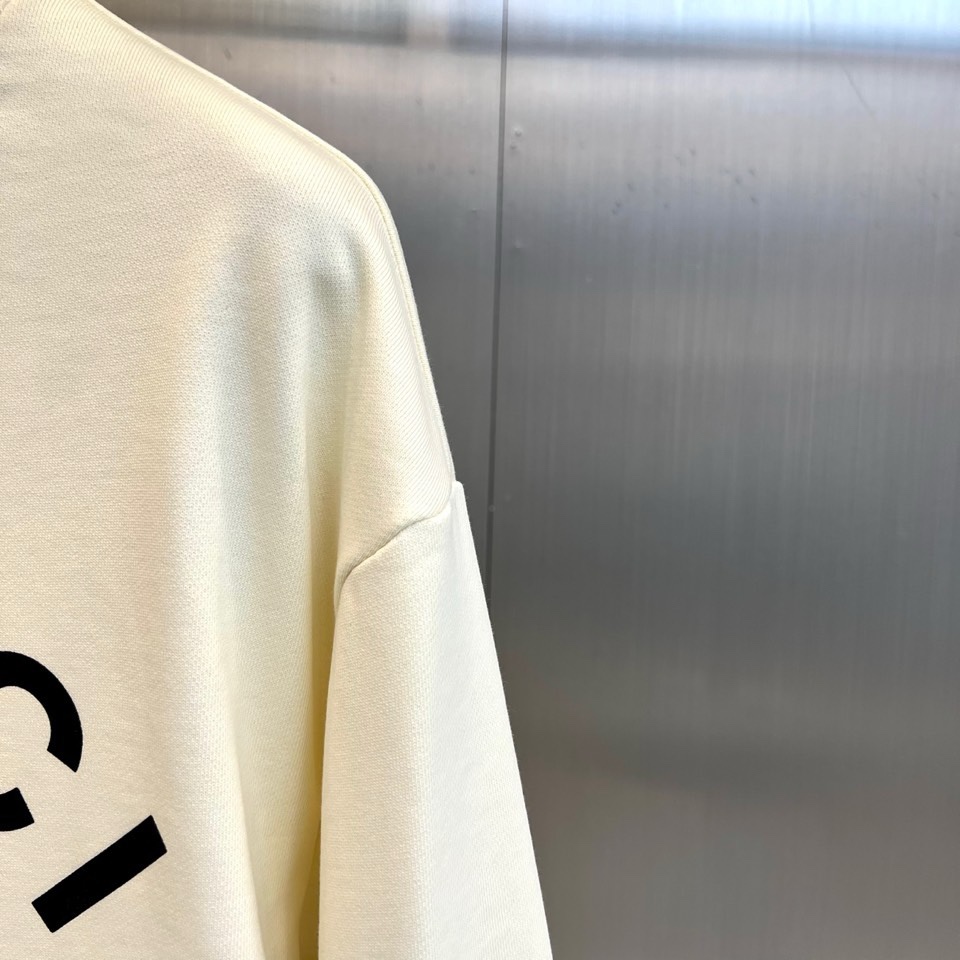 🌾Gucc古驰、2025秋冬卫衣，采用经典圆领与宽松版型，确保穿着舒适自在，对各种身材皆具包容性。正面饰