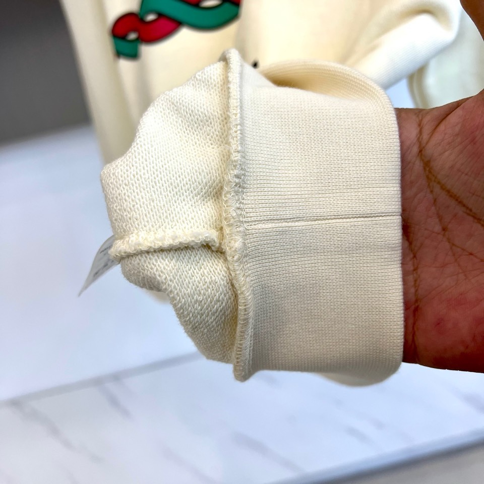 🌾Gucc古驰、2025秋冬卫衣，采用经典圆领与宽松版型，确保穿着舒适自在，对各种身材皆具包容性。正面饰