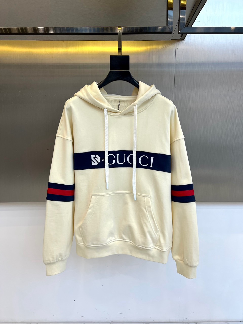 🌾Gucc古驰、2025秋冬系列连帽卫衣，经典的连帽设计与可调节抽绳兼顾实用与造型感，胸前醒目的深蓝色横