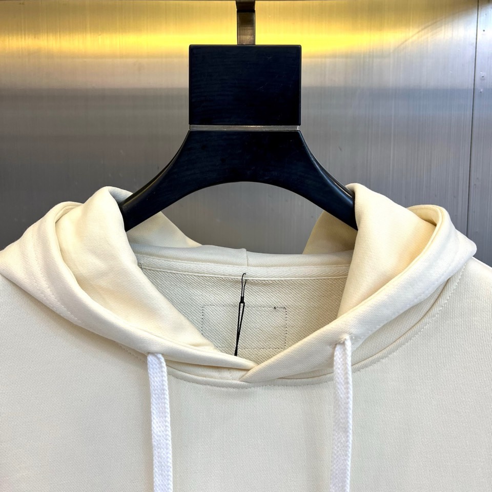 🌾Gucc古驰、2025秋冬系列连帽卫衣，经典的连帽设计与可调节抽绳兼顾实用与造型感，胸前醒目的深蓝色横