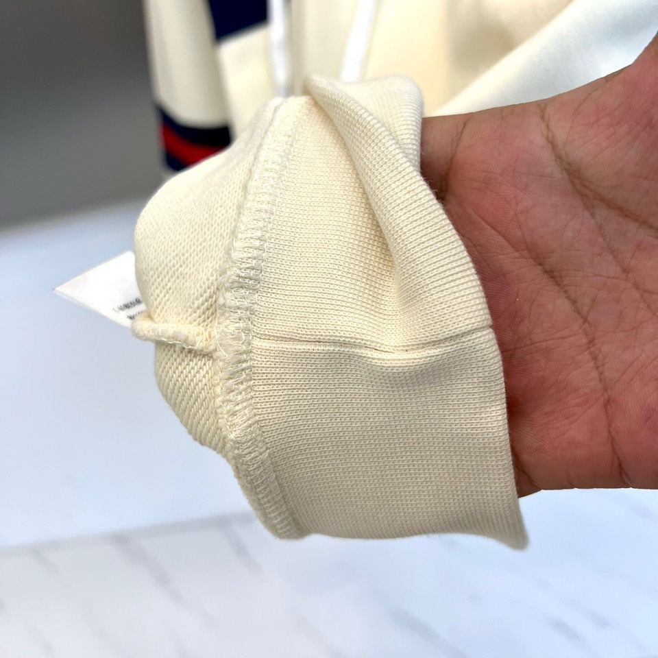 🌾Gucc古驰、2025秋冬系列连帽卫衣，经典的连帽设计与可调节抽绳兼顾实用与造型感，胸前醒目的深蓝色横