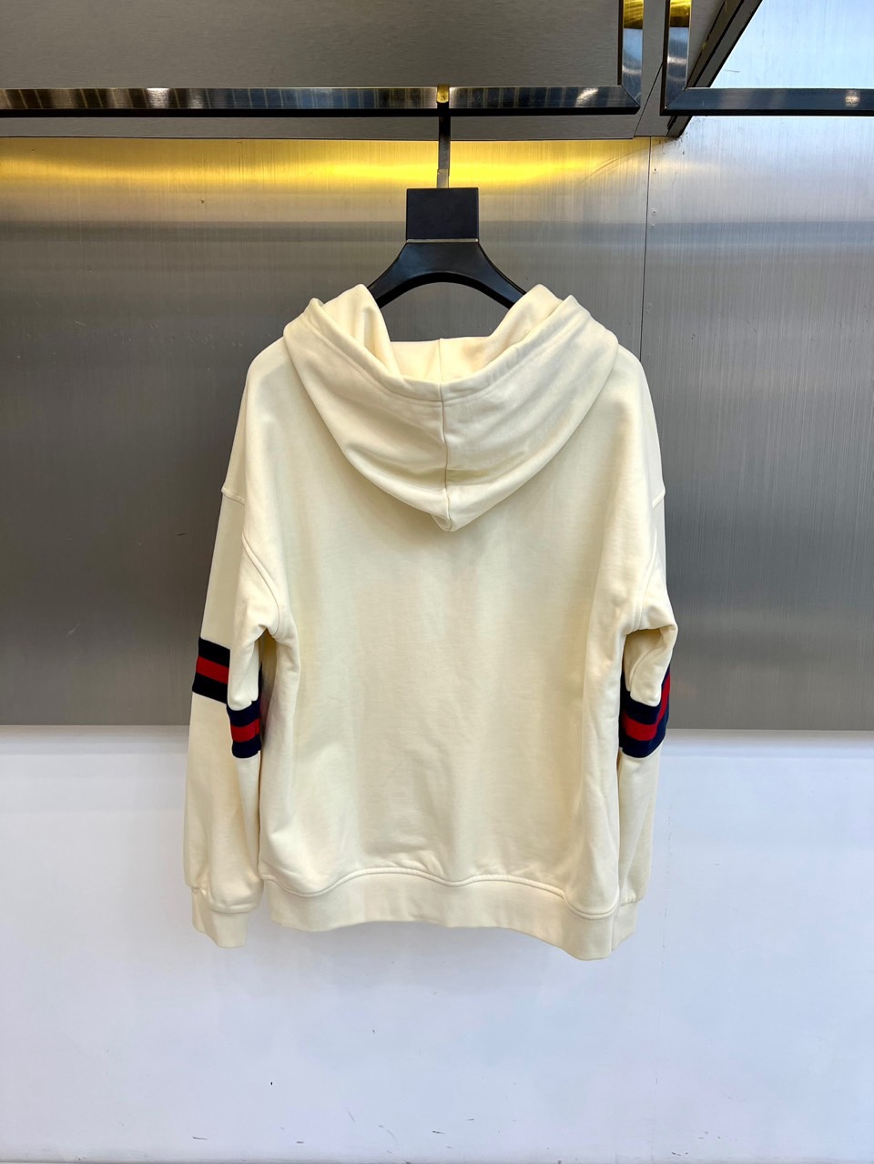 🌾Gucc古驰、2025秋冬系列连帽卫衣，经典的连帽设计与可调节抽绳兼顾实用与造型感，胸前醒目的深蓝色横