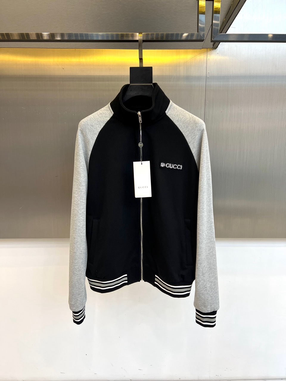 🌾Gucc古驰、2025秋冬男士夹克，以经典黑灰色调演绎摩登型格。主体采用黑色基调，搭配独特灰色袖子形成