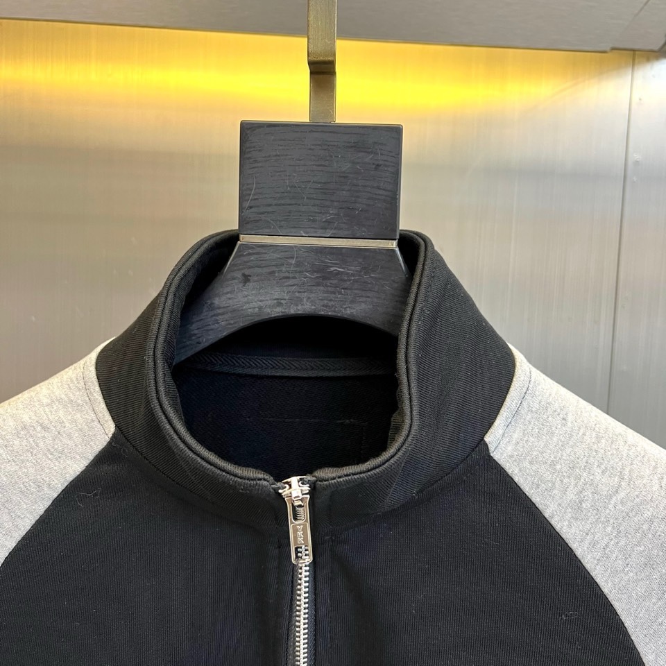 🌾Gucc古驰、2025秋冬男士夹克，以经典黑灰色调演绎摩登型格。主体采用黑色基调，搭配独特灰色袖子形成