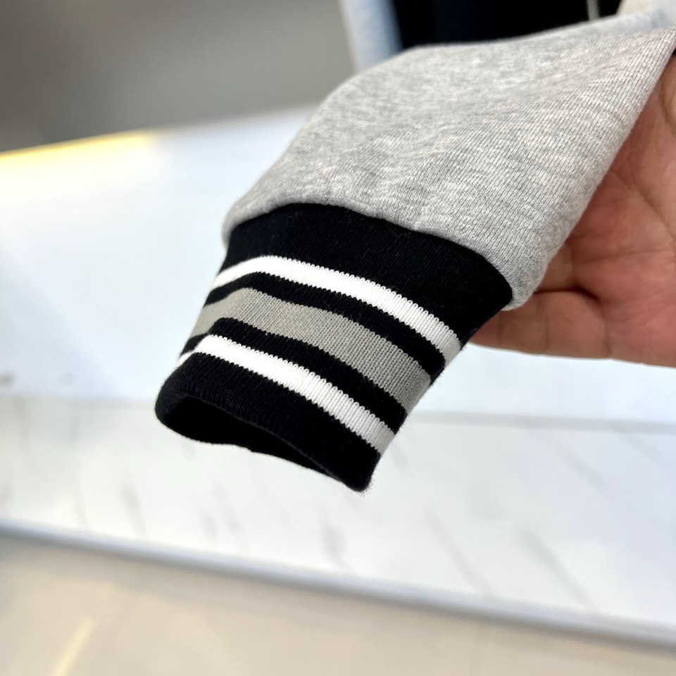 🌾Gucc古驰、2025秋冬男士夹克，以经典黑灰色调演绎摩登型格。主体采用黑色基调，搭配独特灰色袖子形成