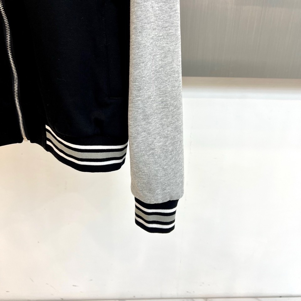 🌾Gucc古驰、2025秋冬男士夹克，以经典黑灰色调演绎摩登型格。主体采用黑色基调，搭配独特灰色袖子形成