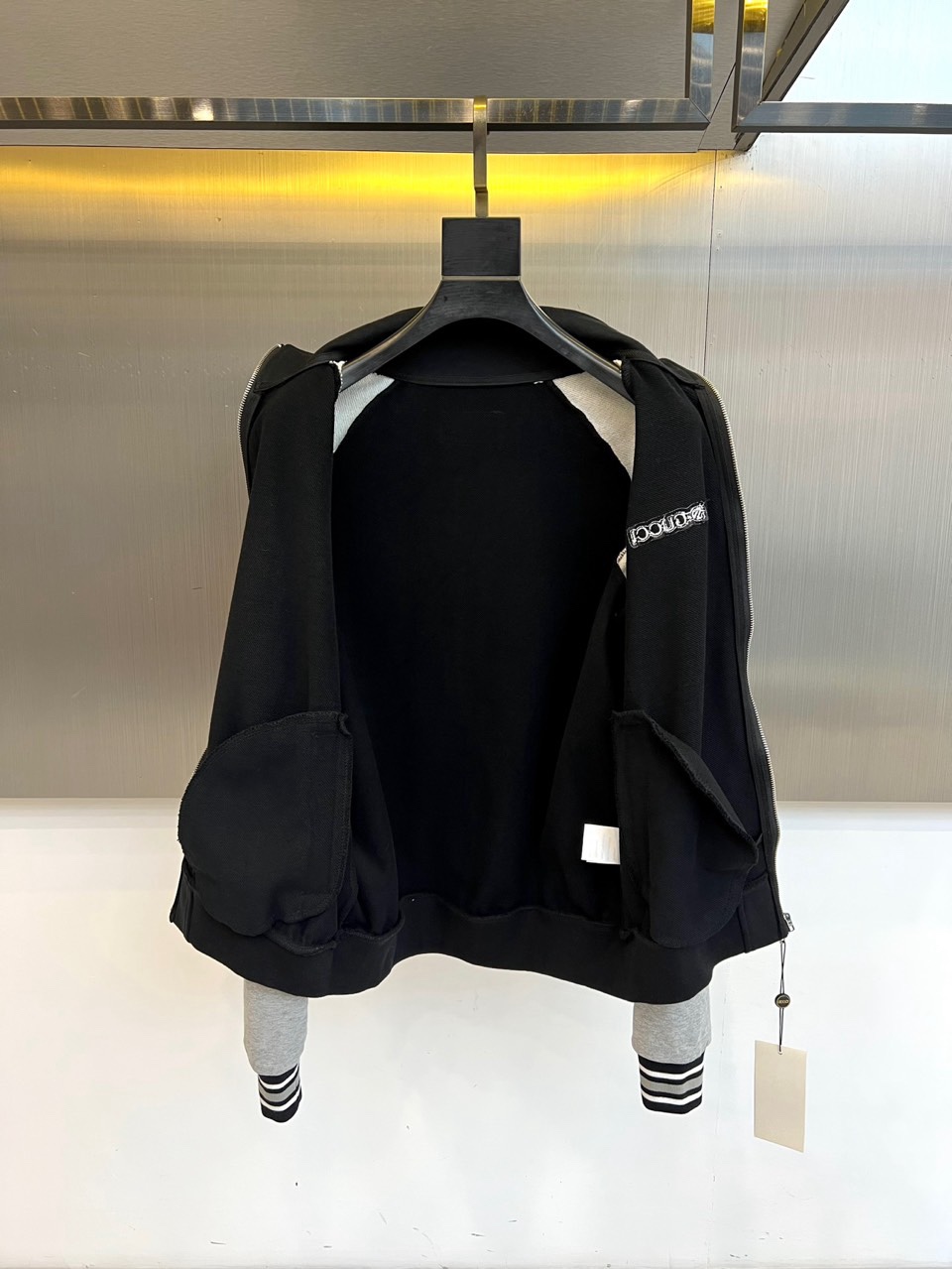 🌾Gucc古驰、2025秋冬男士夹克，以经典黑灰色调演绎摩登型格。主体采用黑色基调，搭配独特灰色袖子形成