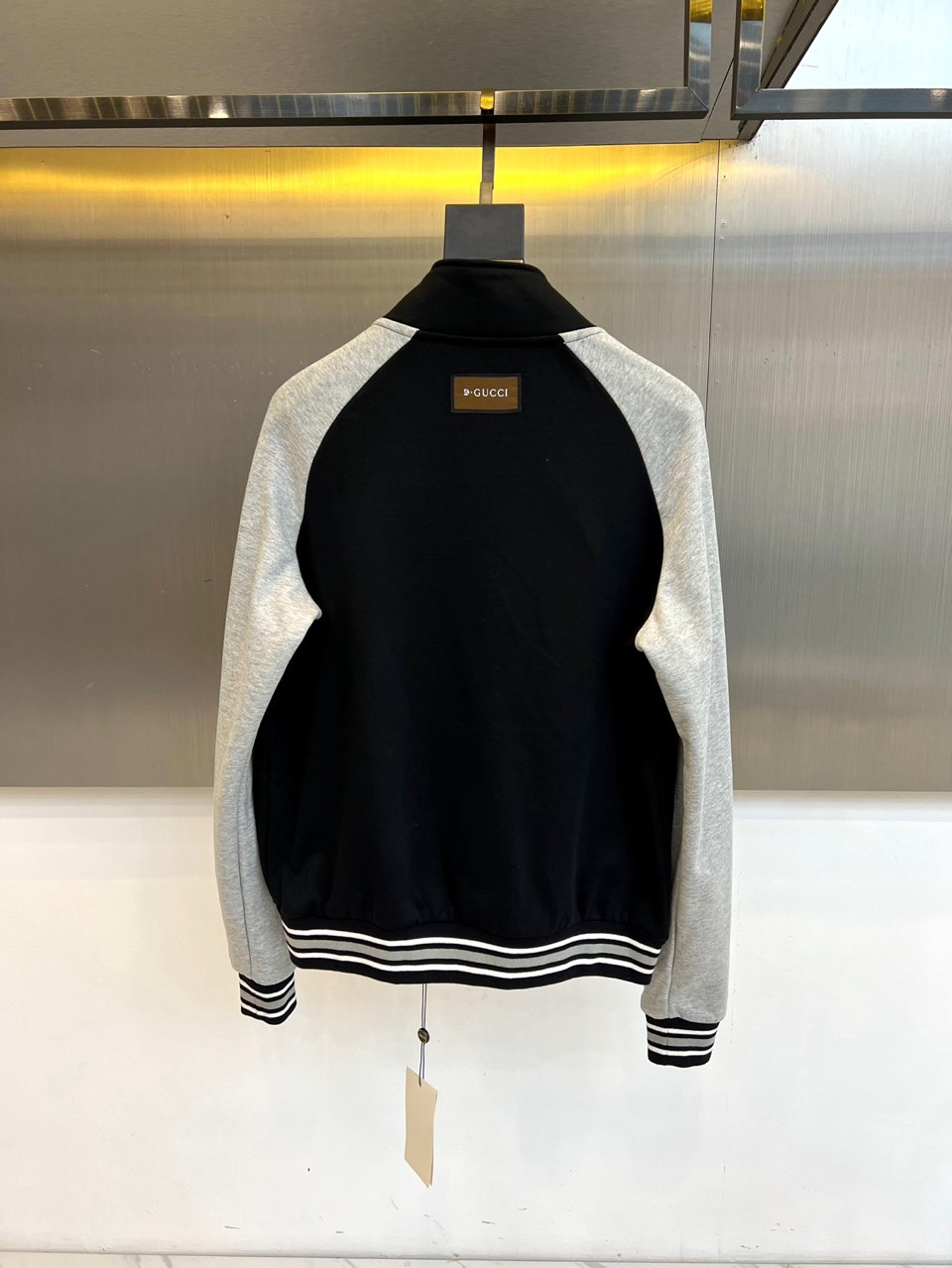 🌾Gucc古驰、2025秋冬男士夹克，以经典黑灰色调演绎摩登型格。主体采用黑色基调，搭配独特灰色袖子形成
