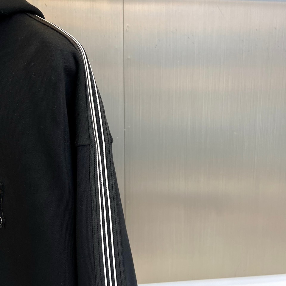 🌾Gucc古驰、2025秋冬系列以一款黑色连帽卫衣诠释经典新生。选用百搭黑色底蕴，搭配醒目白色“GUCC