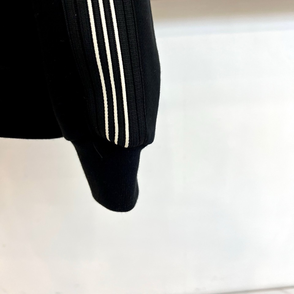 🌾Gucc古驰、2025秋冬系列以一款黑色连帽卫衣诠释经典新生。选用百搭黑色底蕴，搭配醒目白色“GUCC