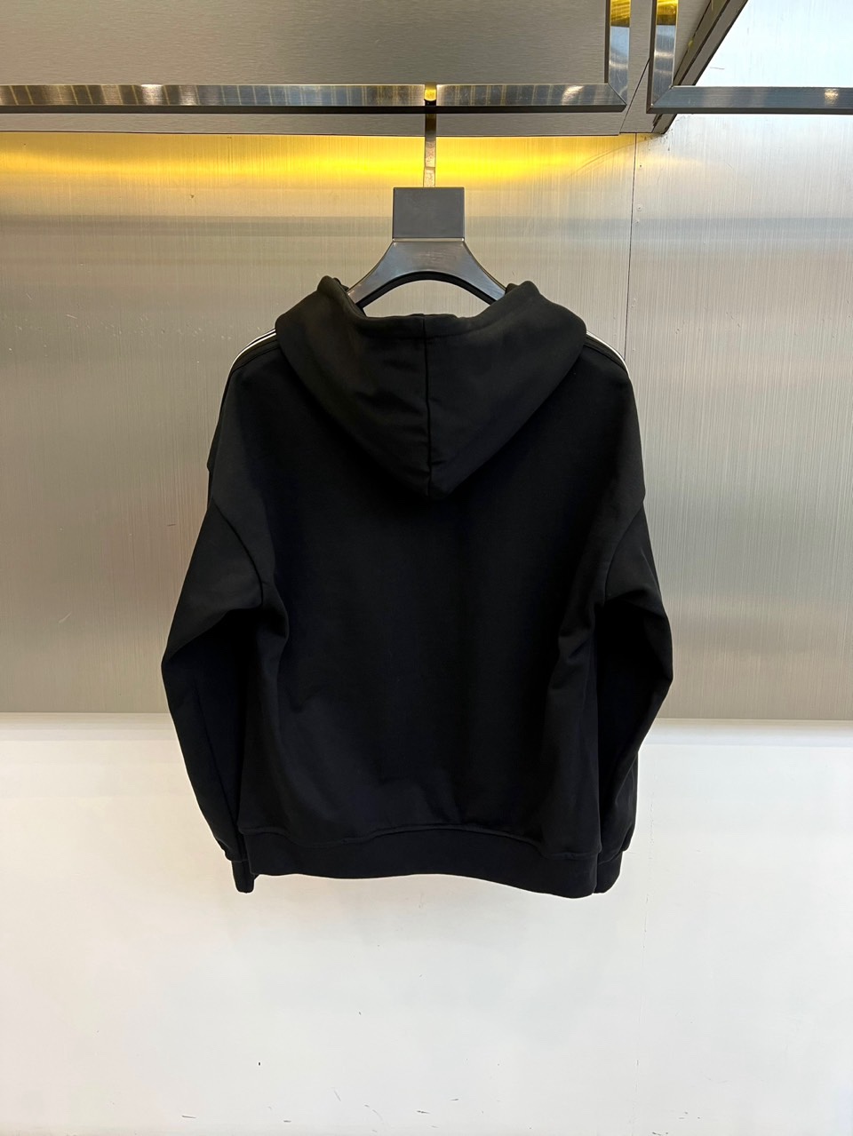 🌾Gucc古驰、2025秋冬系列以一款黑色连帽卫衣诠释经典新生。选用百搭黑色底蕴，搭配醒目白色“GUCC