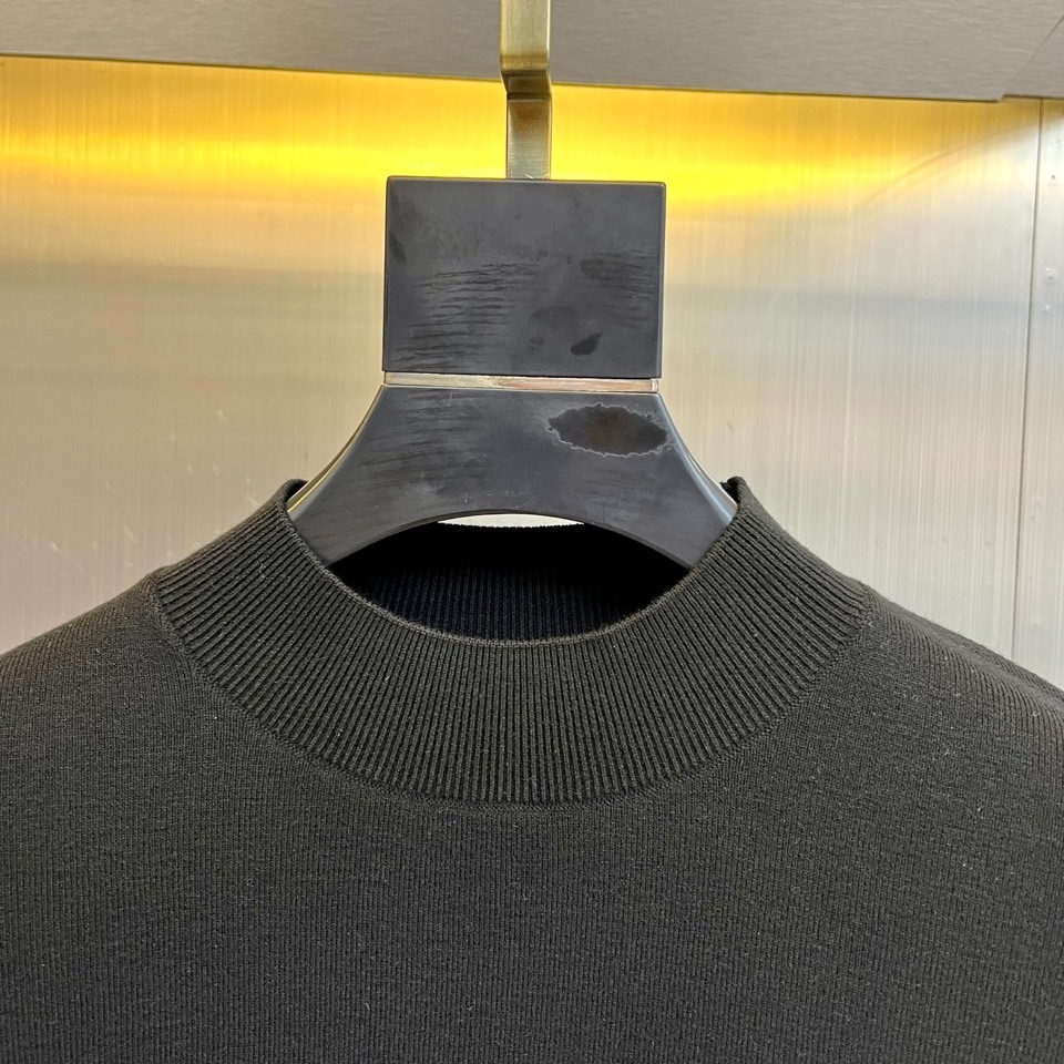 🌾Loro Piana 2025秋冬新品男士羊毛🐑针织衫，这款半高领针织衫采用47.8%羊毛、27.3%