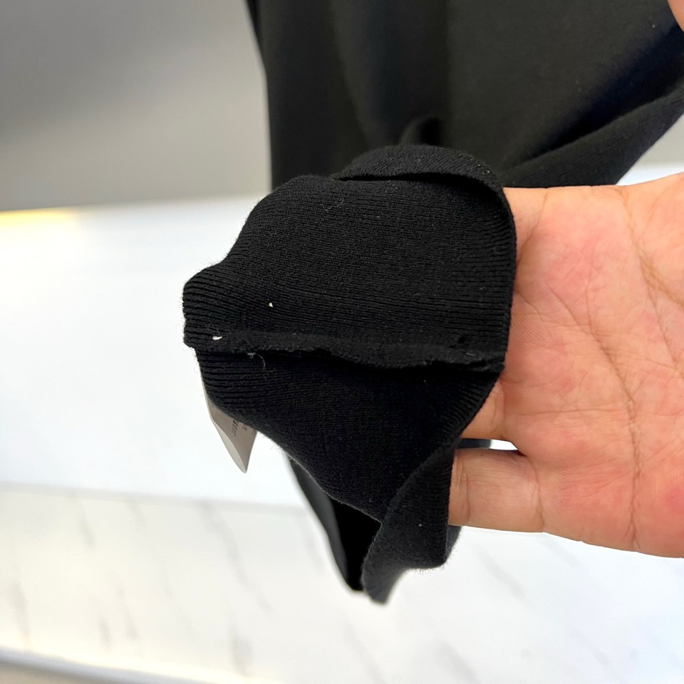 🌾Loro Piana 2025秋冬新品男士羊毛🐑针织衫，这款半高领针织衫采用47.8%羊毛、27.3%