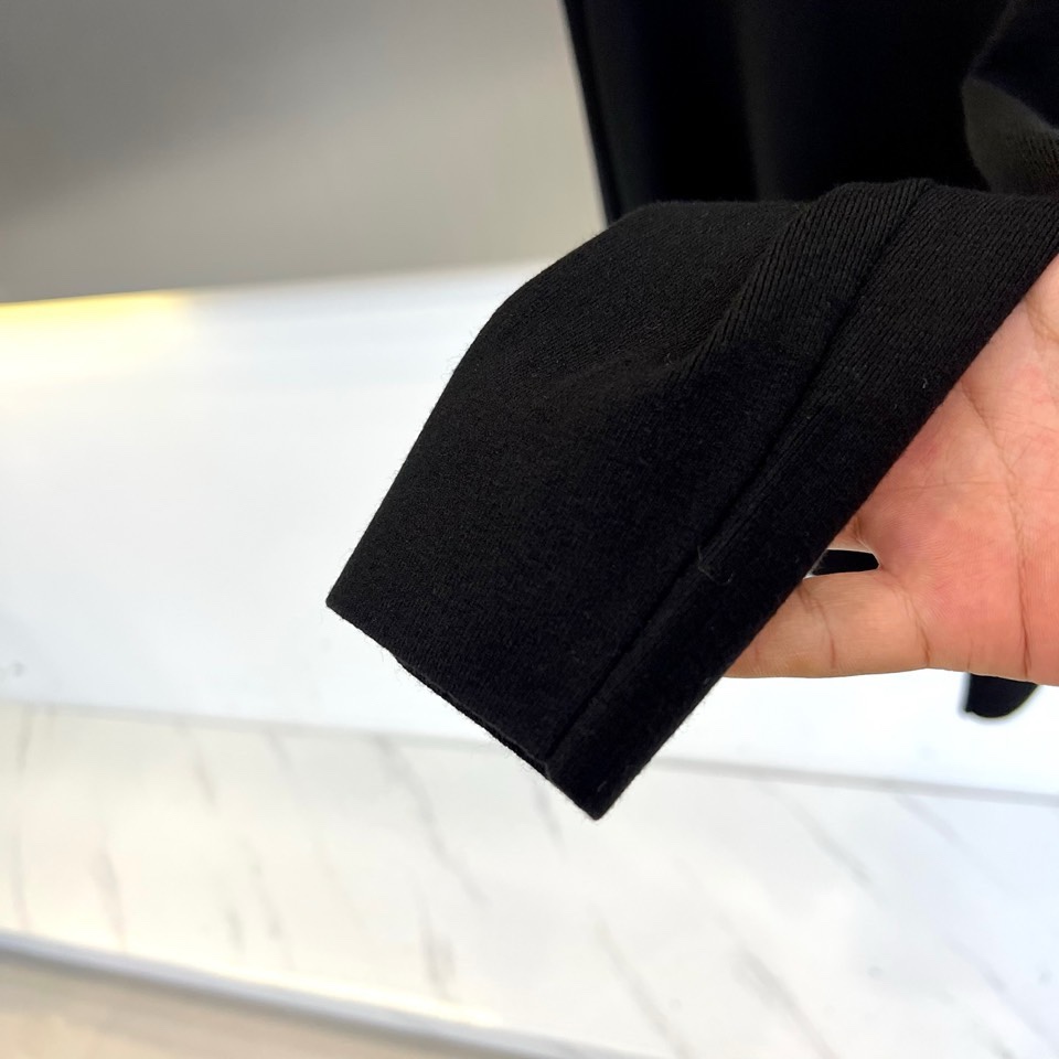 🌾Loro Piana 2025秋冬新品男士羊毛🐑针织衫，这款半高领针织衫采用47.8%羊毛、27.3%