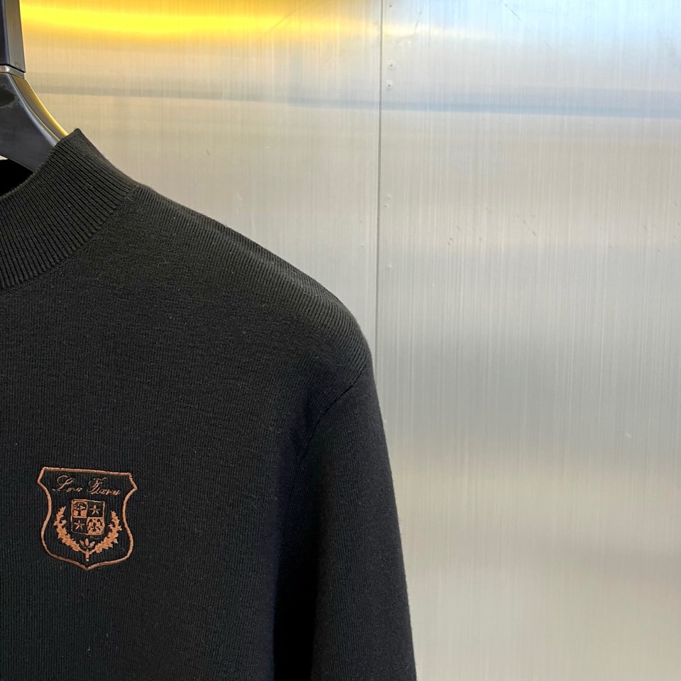 🌾Loro Piana 2025秋冬新品男士羊毛🐑针织衫，这款半高领针织衫采用47.8%羊毛、27.3%