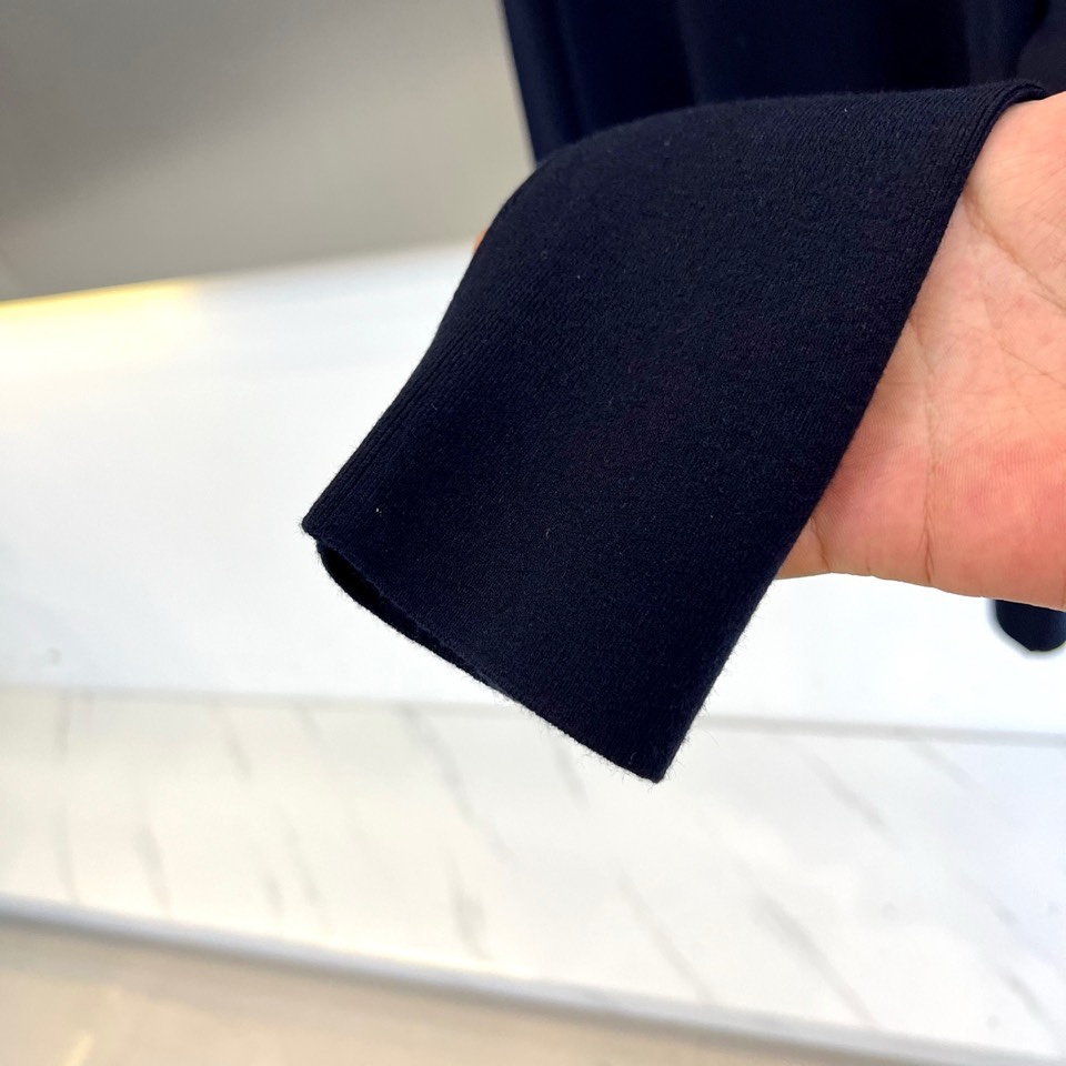 🌾Loro Piana 2025秋冬新品男士羊毛🐑针织衫，这款半高领针织衫采用47.8%羊毛、27.3%