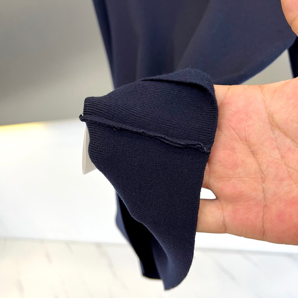 🌾Loro Piana 2025秋冬新品男士羊毛🐑针织衫，这款半高领针织衫采用47.8%羊毛、27.3%