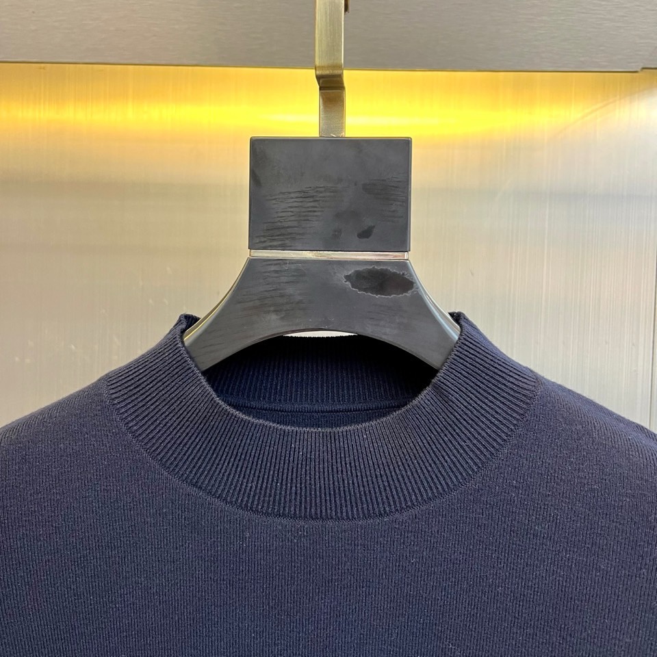 🌾Loro Piana 2025秋冬新品男士羊毛🐑针织衫，这款半高领针织衫采用47.8%羊毛、27.3%