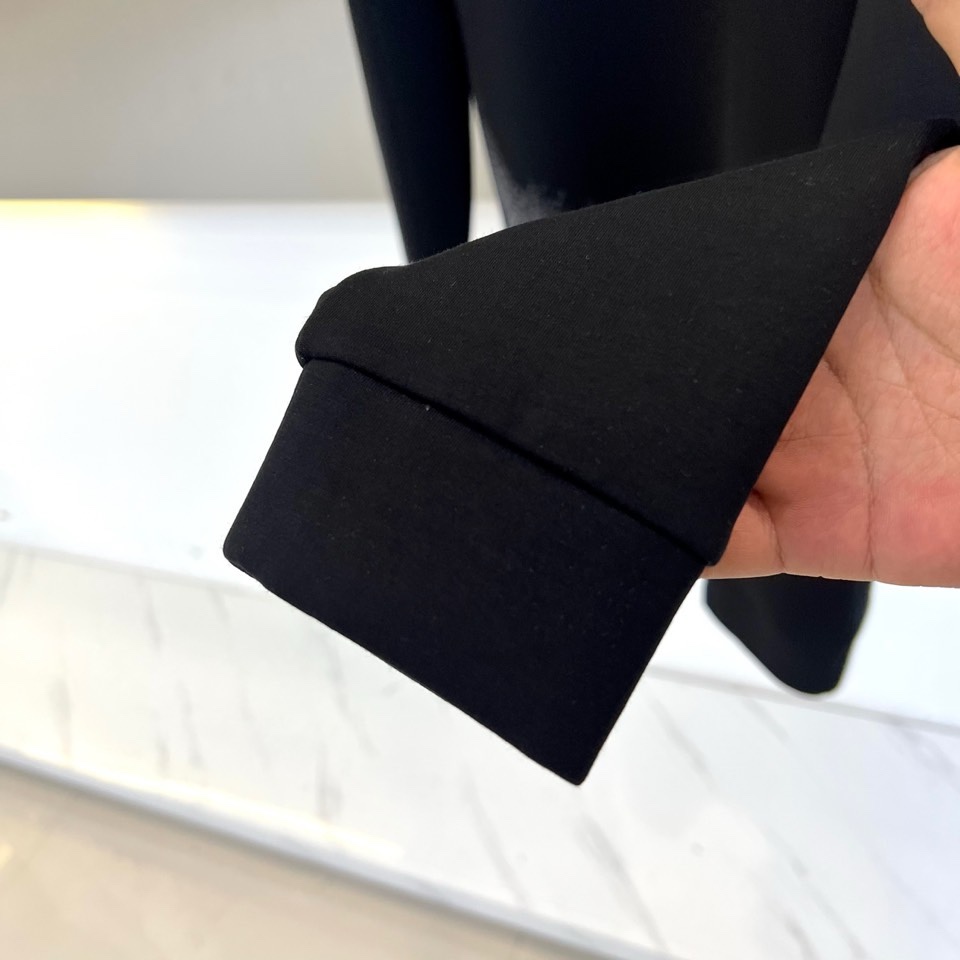 🌾1v威登、2025秋冬新品空气层卫衣以街头艺术笔触重释经典Monogram美学。这款卫衣采用宽松圆领剪