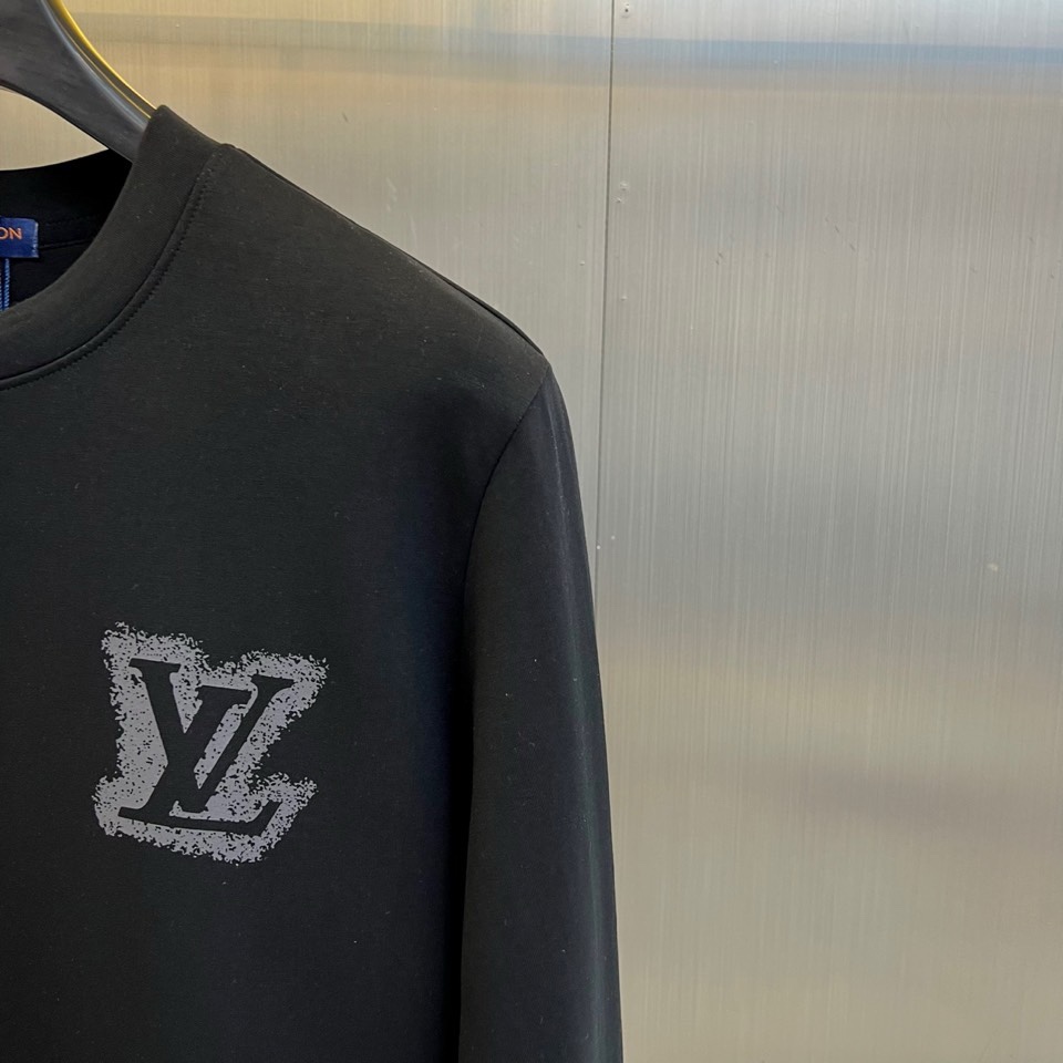 🌾1v威登、2025秋冬新品空气层卫衣以街头艺术笔触重释经典Monogram美学。这款卫衣采用宽松圆领剪