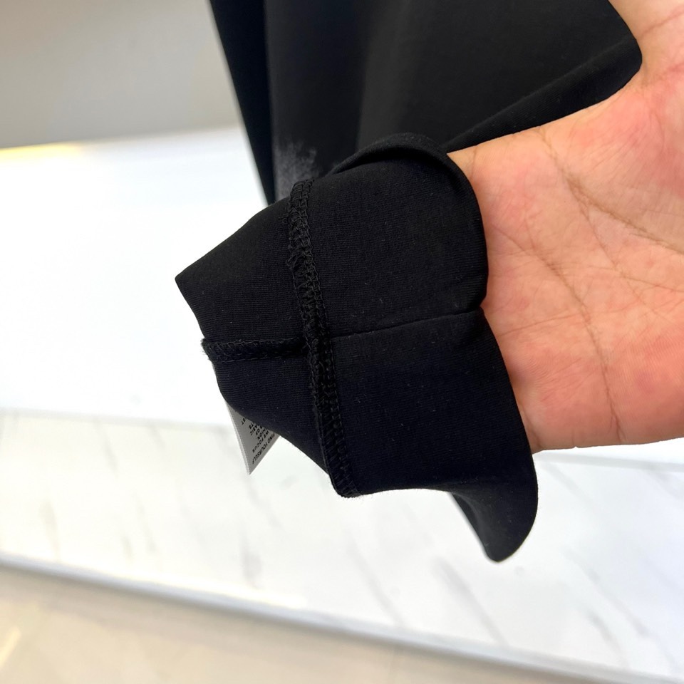 🌾1v威登、2025秋冬新品空气层卫衣以街头艺术笔触重释经典Monogram美学。这款卫衣采用宽松圆领剪