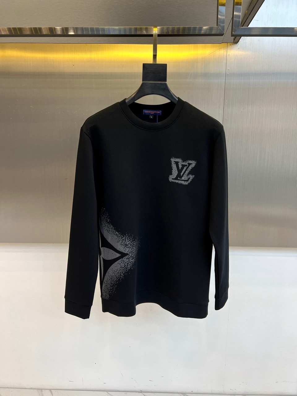 🌾1v威登、2025秋冬新品空气层卫衣以街头艺术笔触重释经典Monogram美学。这款卫衣采用宽松圆领剪