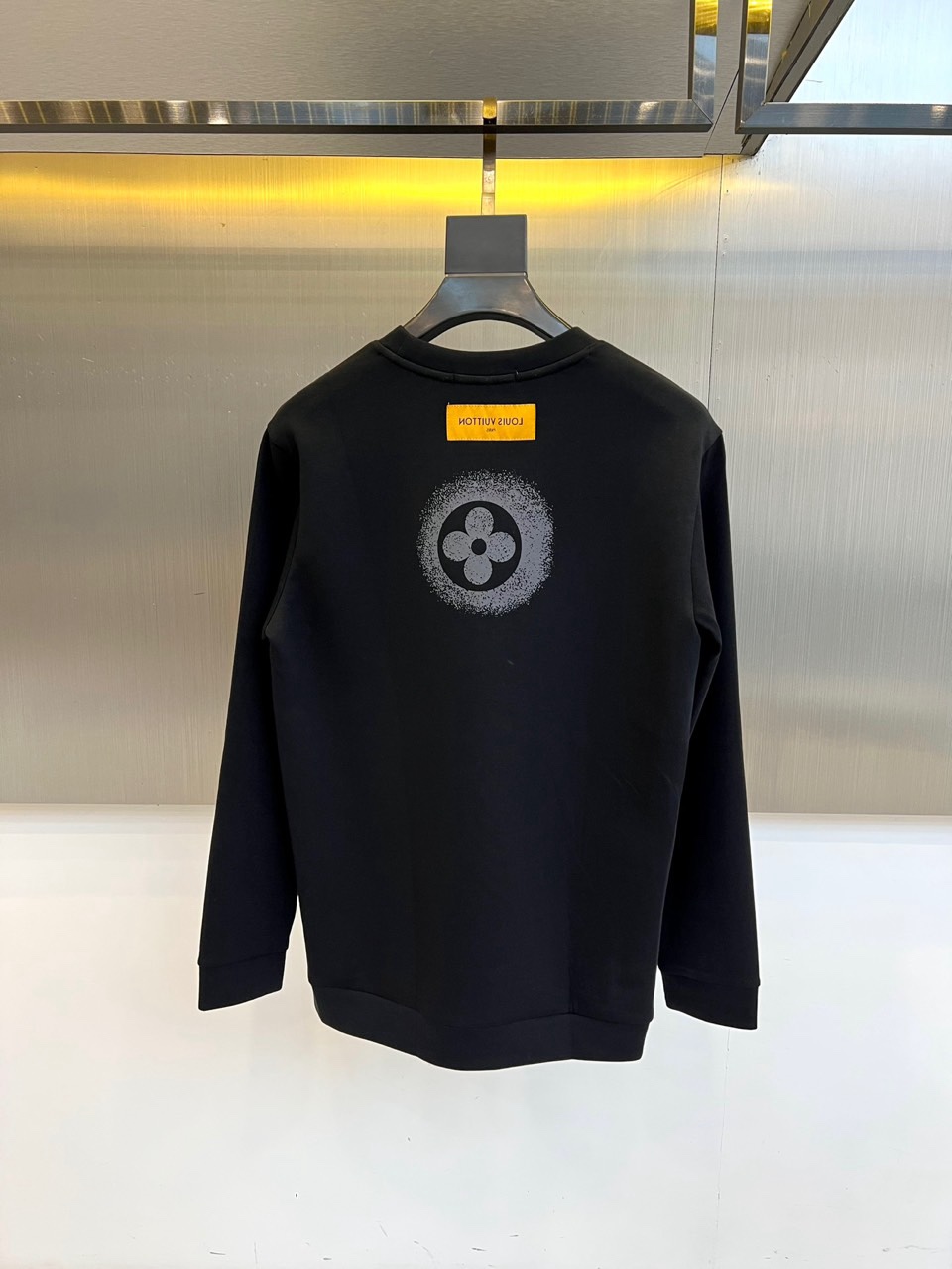 🌾1v威登、2025秋冬新品空气层卫衣以街头艺术笔触重释经典Monogram美学。这款卫衣采用宽松圆领剪