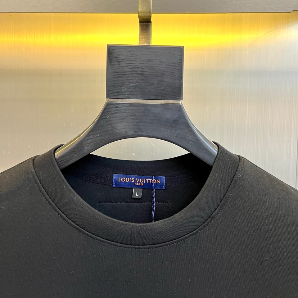 🌾1v威登、2025秋冬新品空气层卫衣以街头艺术笔触重释经典Monogram美学。这款卫衣采用宽松圆领剪