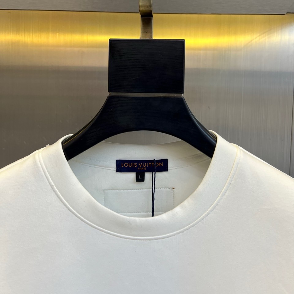 🌾1v威登、2025秋冬新品空气层卫衣以街头艺术笔触重释经典Monogram美学。这款卫衣采用宽松圆领剪