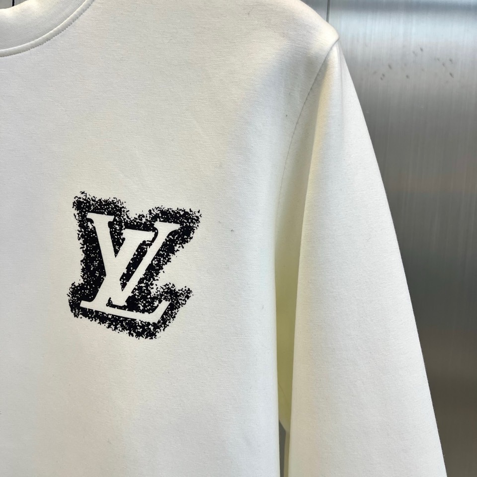 🌾1v威登、2025秋冬新品空气层卫衣以街头艺术笔触重释经典Monogram美学。这款卫衣采用宽松圆领剪